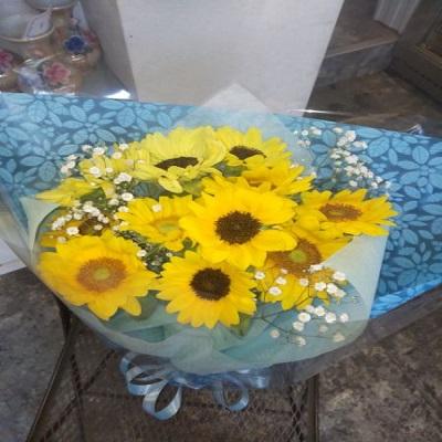１０本の２種類の【ひまわり】とかずみそうの花束を贈り物に |  | 06