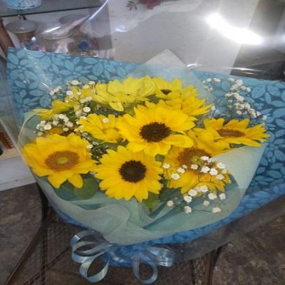 １０本の２種類の【ひまわり】とかずみそうの花束を贈り物に |  | 07