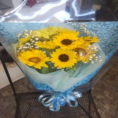 １０本の２種類の【ひまわり】とかずみそうの花束を贈り物に |  | 08