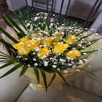 10本の黄色いバラにたくさんのカスミソウの花束を贈り物に！ | 