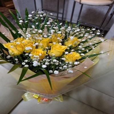 10本の黄色いバラにたくさんのカスミソウの花束を贈り物に！ |  | 01