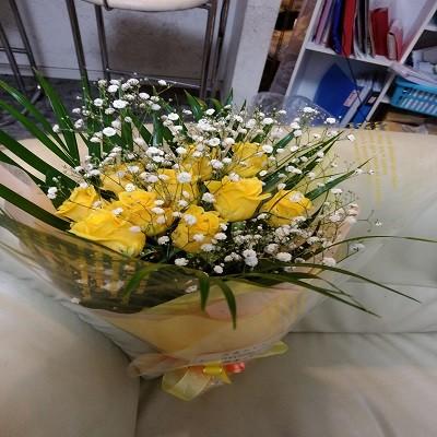 10本の黄色いバラにたくさんのカスミソウの花束を贈り物に！ |  | 02