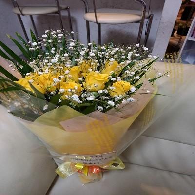 10本の黄色いバラにたくさんのカスミソウの花束を贈り物に！ |  | 03