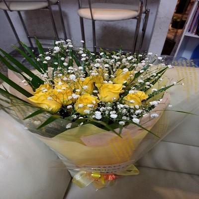 10本の黄色いバラにたくさんのカスミソウの花束を贈り物に！ |  | 04
