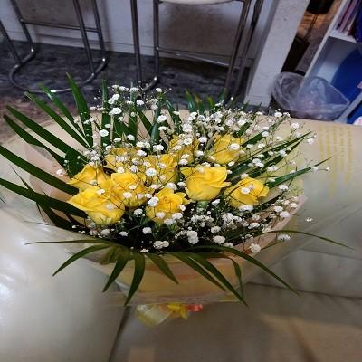 10本の黄色いバラにたくさんのカスミソウの花束を贈り物に！ |  | 05