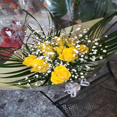 10本の黄色いバラにたくさんのカスミソウの花束を贈り物に！ |  | 06