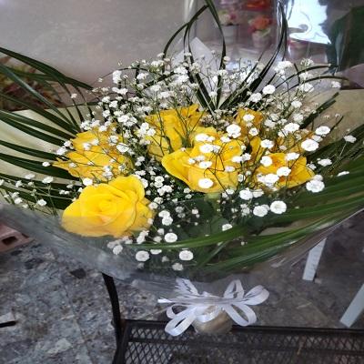 10本の黄色いバラにたくさんのカスミソウの花束を贈り物に！ |  | 07