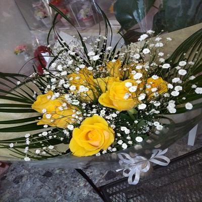 10本の黄色いバラにたくさんのカスミソウの花束を贈り物に！ |  | 08