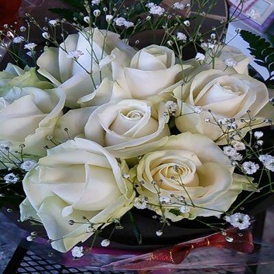 １０本の白いバラとかすみそうの花束にメッセージを添えて！！ |  | 02
