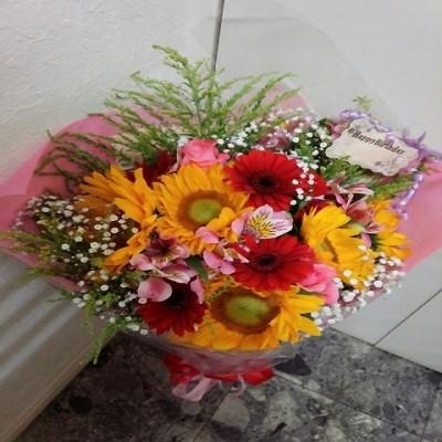 夏の花！ヒマワリと赤いガーベラのボリュームのある花束を贈り物に | 