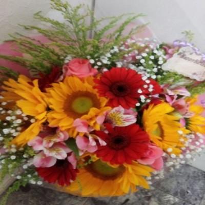 夏の花！ヒマワリと赤いガーベラのボリュームのある花束を贈り物に |  | 02