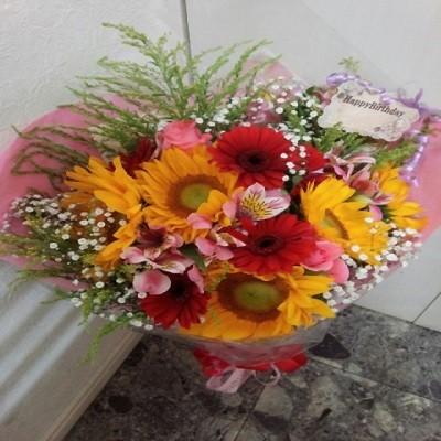 夏の花！ヒマワリと赤いガーベラのボリュームのある花束を贈り物に |  | 03