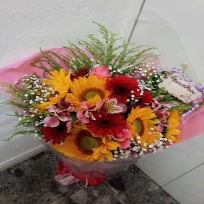 夏の花！ヒマワリと赤いガーベラのボリュームのある花束を贈り物に |  | 05