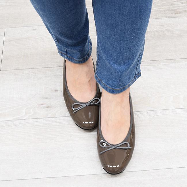 バレエシューズ パンプス レディース 痛くない 幅広 歩きやすい ストレッチ バレエ フラットシューズ リボン 1.5cm 日本製[FOO-SN-R1631]の画像