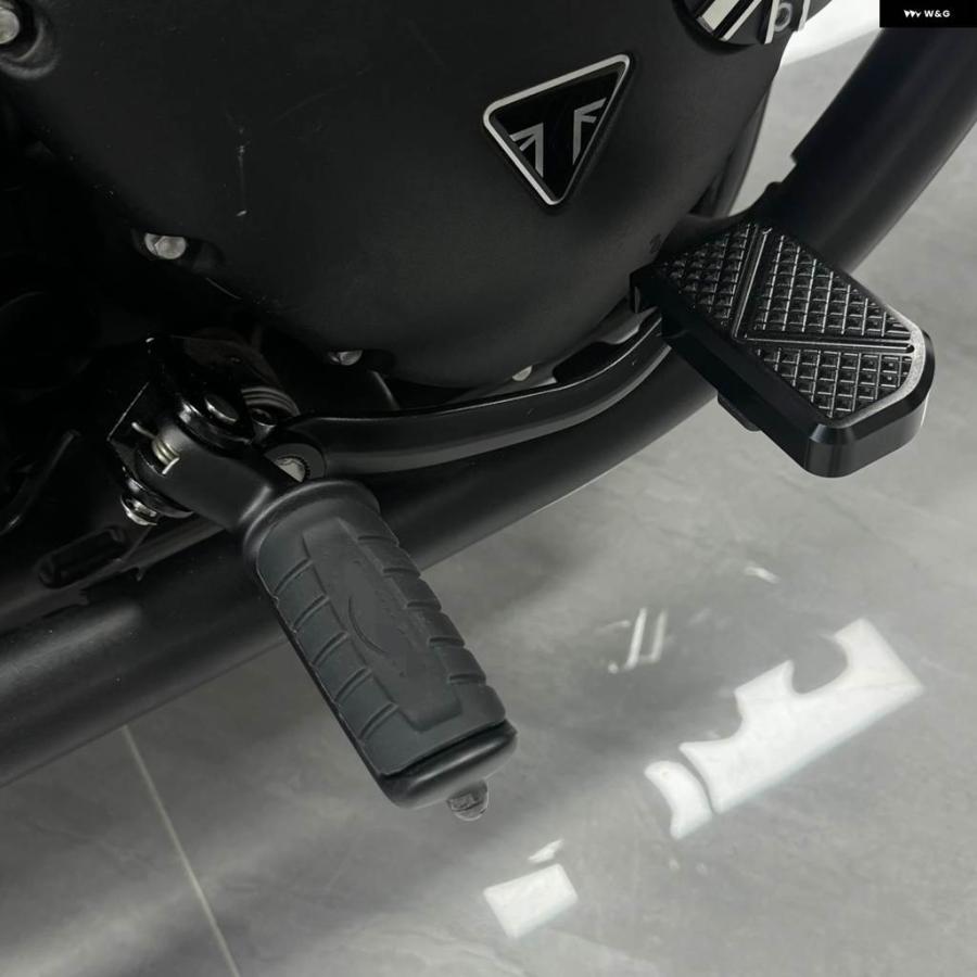 並行輸入品フットペグ オートバイ フットレスト ゴムペダル パッド ブラック パッド カバー トライアンフ BONNEVILLE T120 T100 SPEED 400 STREET TWINの画像
