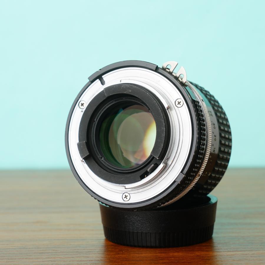 「超美品」Nikkor Ai 85mm f/2レンズ ニコン（Nikon） Ai Nikkor 85mm F2 オールドレンズ #353 : カメラの