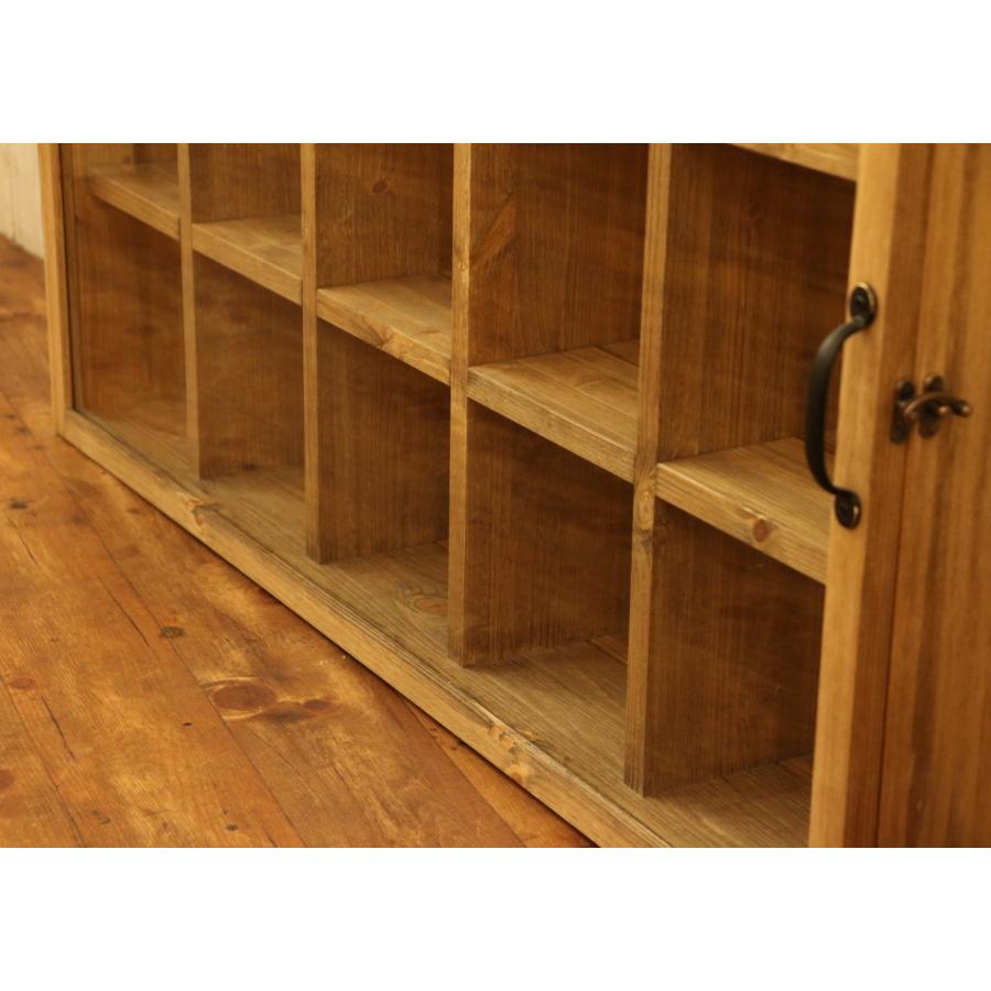 ガラス扉 付き コレクション シェルフ カップ ソーサー 飾り棚