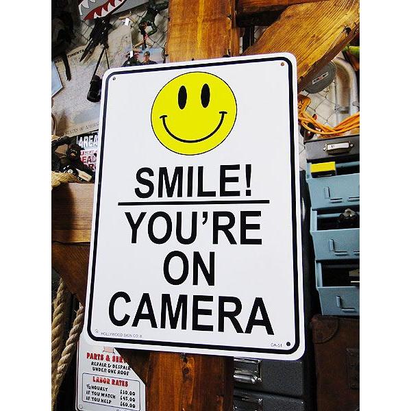 アメリカのプラスチックサインボード　ヘビーオンスタイプ　（アメリカの万引き監視中の看板/カメラがあるから笑顔で！）　アメリカ雑貨 | アメリカン レトロ