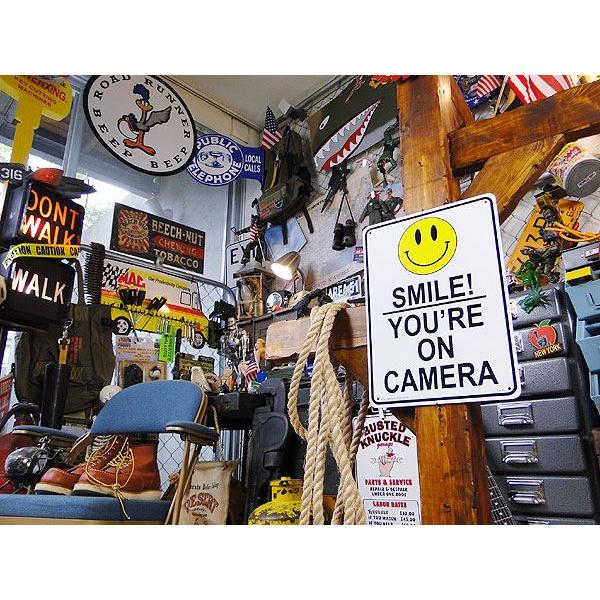 アメリカのプラスチックサインボード　ヘビーオンスタイプ　（アメリカの万引き監視中の看板/カメラがあるから笑顔で！）　アメリカ雑貨 | アメリカン レトロ | 01