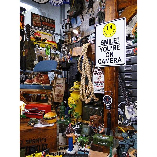 アメリカのプラスチックサインボード　ヘビーオンスタイプ　（アメリカの万引き監視中の看板/カメラがあるから笑顔で！）　アメリカ雑貨 | アメリカン レトロ | 02