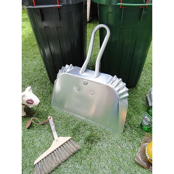 1970年代のアメリカ製の金属製ちりとりで、ヴィンテージ