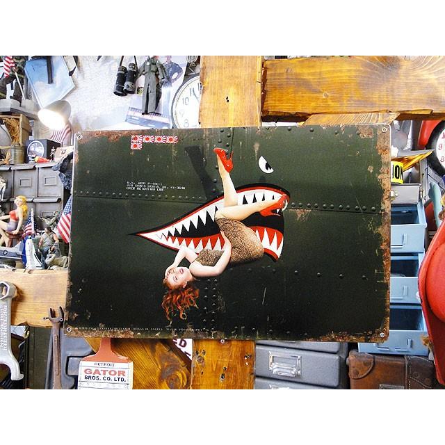 ピンナップガール＆戦闘機　U.S.ヘヴィースチールサイン　（シャークヘッド）　アメリカ雑貨　アメリカン雑貨 | アメリカン レトロ