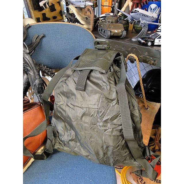 ミリタリー折りたたみ軽量リュック （カーキグリーン