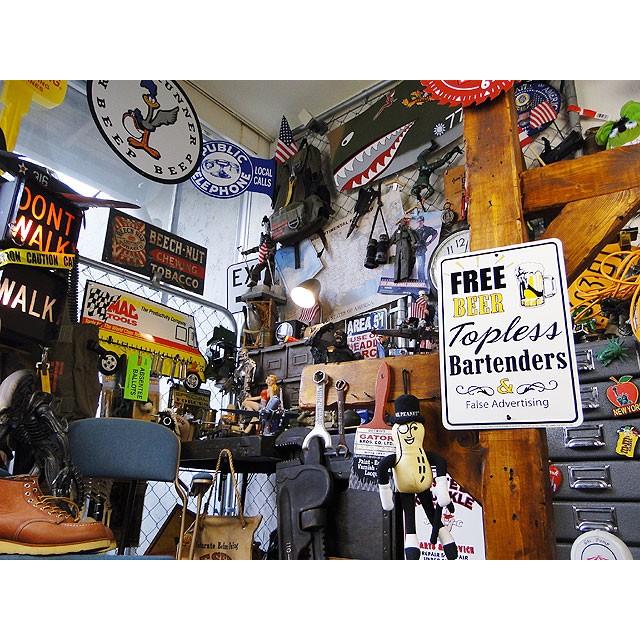 「ビール無料＆トップレスバーテンダー＆誇大広告アリ」　ミニジョーク看板　アメリカン雑貨 アメリカ雑貨 |  | 01