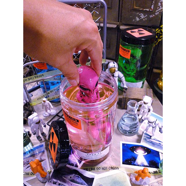 累計販売数5000個突破！　エリア51　エイリアンのホルマリン漬け　（ピンクエイリアン）　あの所さんが大絶賛！世田谷ベースに飾られてます |  | 09