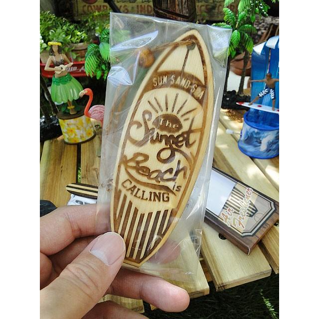 サーフボード型ナチュラルウッドエアーフレッシュナー　（サンセットビーチ）　■　アメリカン雑貨　アメリカ雑貨 |  | 01