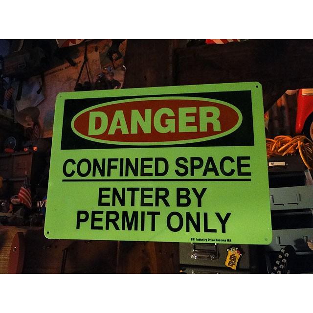 アメリカの蓄光警告サイン　（危険　閉鎖スペースにつき関係者以外立ち入り禁止）　■　アメリカン雑貨　アメリカ雑貨 | 