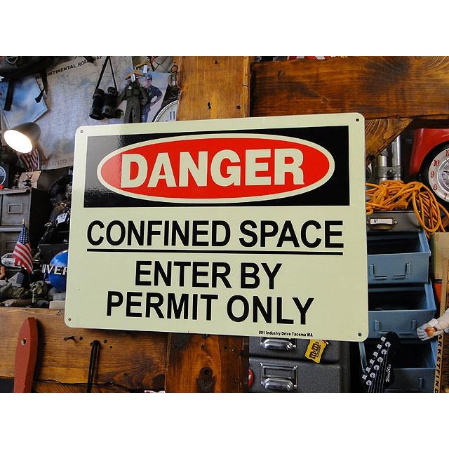 アメリカの蓄光警告サイン　（危険　閉鎖スペースにつき関係者以外立ち入り禁止）　■　アメリカン雑貨　アメリカ雑貨 |  | 01