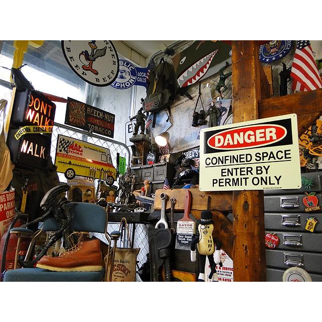 アメリカの蓄光警告サイン　（危険　閉鎖スペースにつき関係者以外立ち入り禁止）　■　アメリカン雑貨　アメリカ雑貨 |  | 03