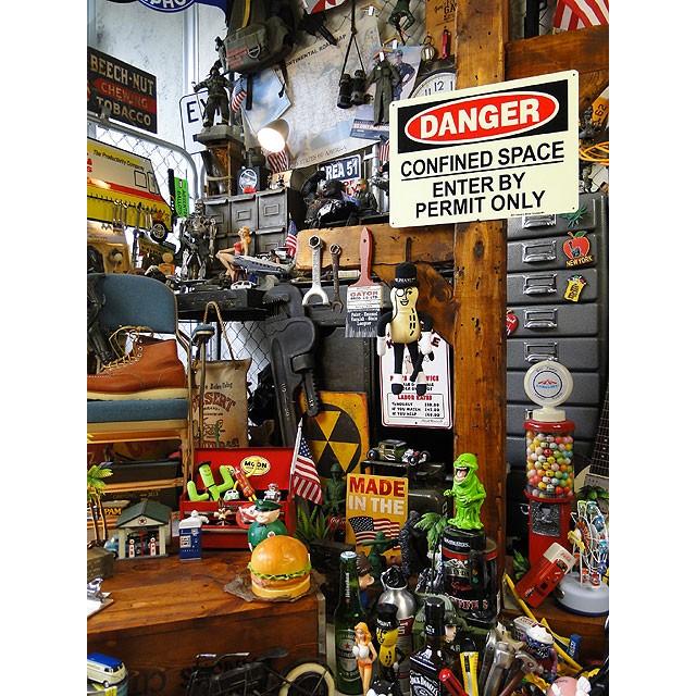 アメリカの蓄光警告サイン　（危険　閉鎖スペースにつき関係者以外立ち入り禁止）　■　アメリカン雑貨　アメリカ雑貨 |  | 04