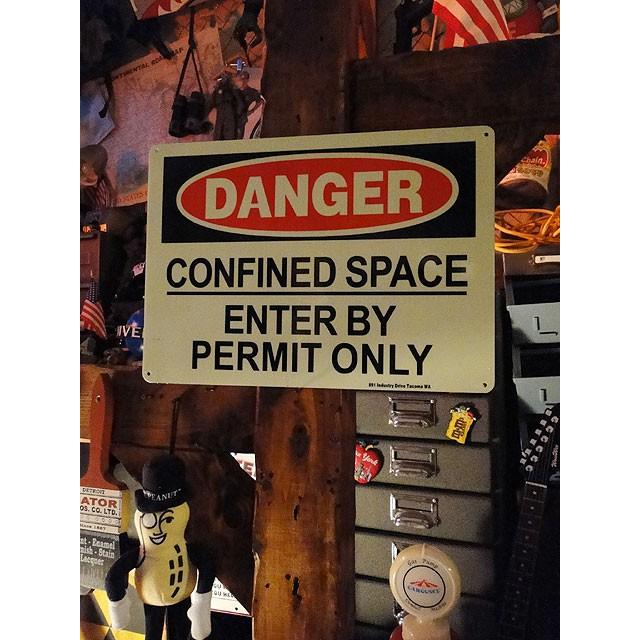 アメリカの蓄光警告サイン　（危険　閉鎖スペースにつき関係者以外立ち入り禁止）　■　アメリカン雑貨　アメリカ雑貨 |  | 06