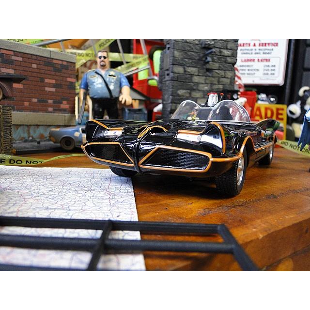 クラシックTVシリーズ　バットモービル　ダイキャストミニカー　1/24スケール　（バットマンフィギュア付き） |  | 02