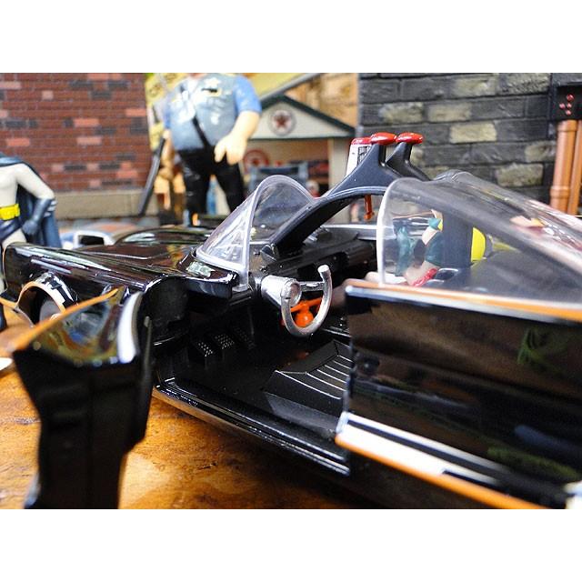 クラシックTVシリーズ　バットモービル　ダイキャストミニカー　1/24スケール　（バットマンフィギュア付き） |  | 06