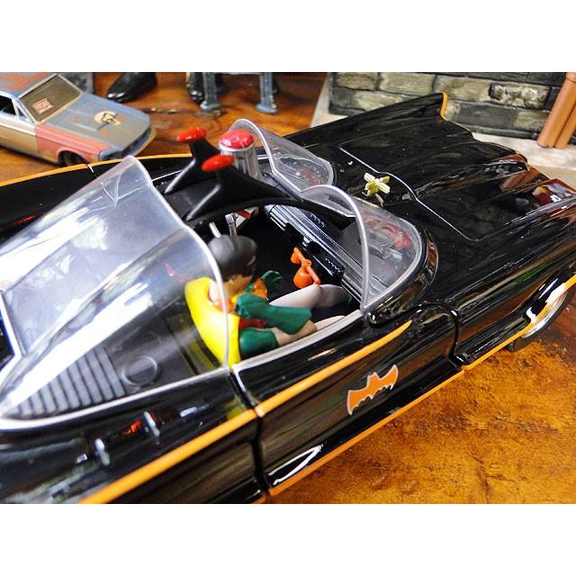 クラシックTVシリーズ　バットモービル　ダイキャストミニカー　1/24スケール　（バットマンフィギュア付き） |  | 08