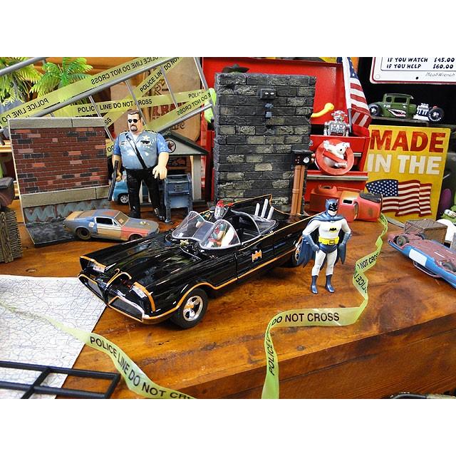 クラシックTVシリーズ　バットモービル　ダイキャストミニカー　1/24スケール　（バットマンフィギュア付き） |  | 09