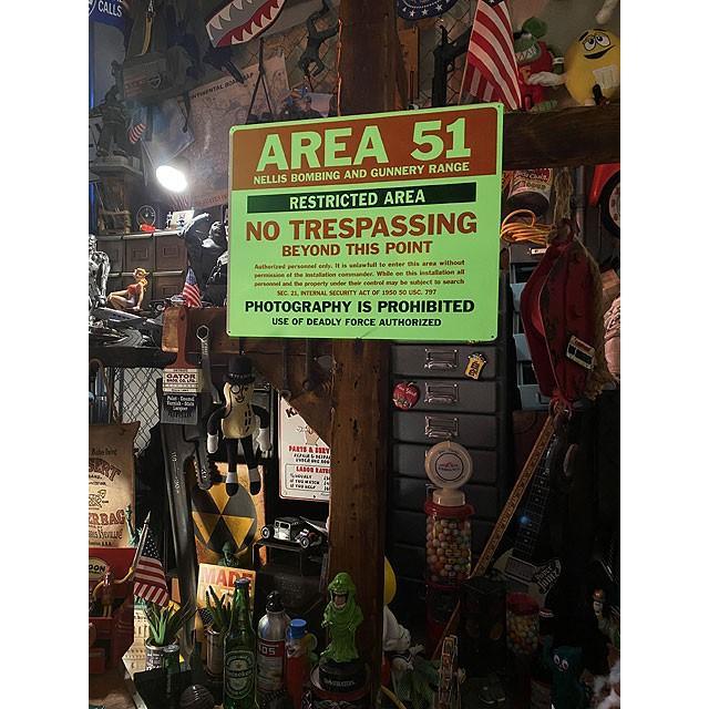 エリア51の蓄光看板　アルミサインボード ■ アメリカン雑貨 アメリカ雑貨 |  | 03