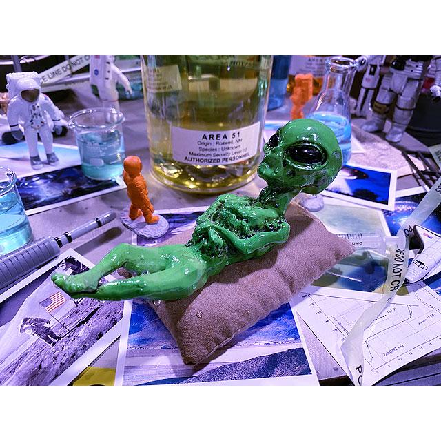 エリア51 エイリアンのホルマリン漬け （グリーンエイリアン/イエロー