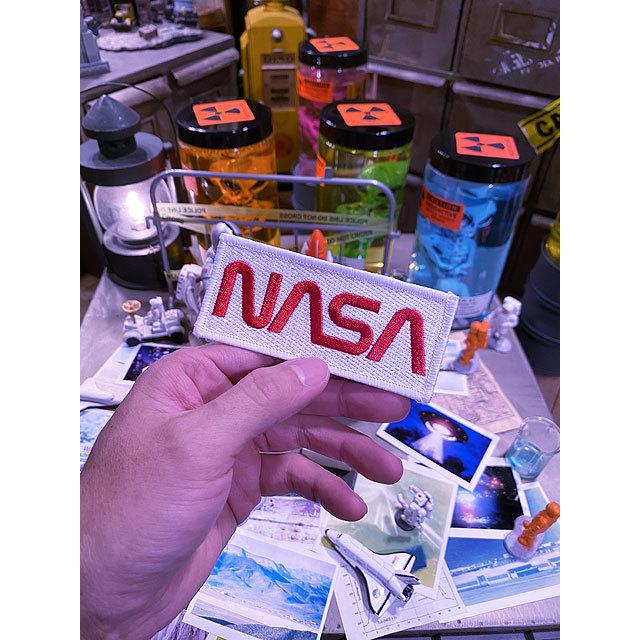 NASAワッペン　（ワームロゴ/ホワイト＆レッド）　■　アメリカン雑貨　アメリカ雑貨 |  | 02