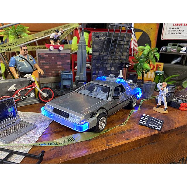 Jada　映画　バック・トゥ・ザ・フューチャー　パート2　空飛ぶデロリアン　ダイキャストミニカー　1/24スケール　（LEDライト搭載）　■ |  | 16