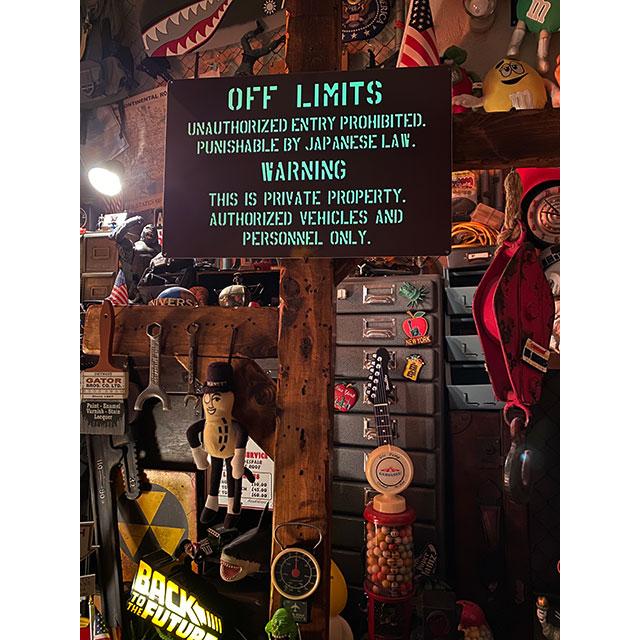 「世田谷ベースに貼ってある警告看板」　アルミサインボード　米軍基地の立入禁止看板　（蓄光バージョン）　アメリカン雑貨　アメリカ雑貨 |  | 01