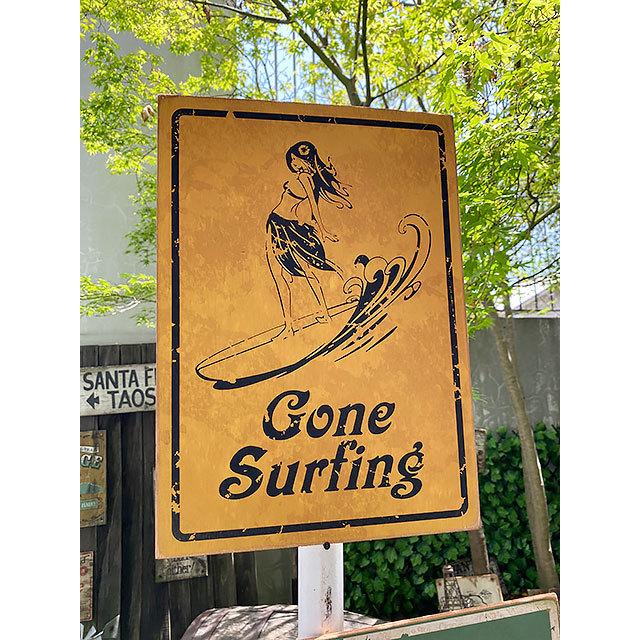 ハワイの道路標識　ウッドサイン　（サーフィンに出掛けてます/サーフガール）　■　アメリカン雑貨　アメリカ雑貨 | 