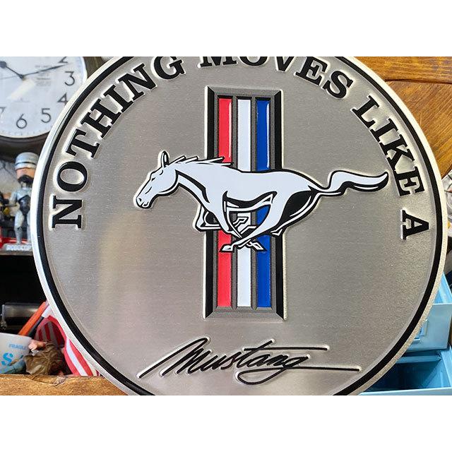 フォード マスタングロゴ ラウンド型ブリキ看板 （NOTHING MOVES LIKE