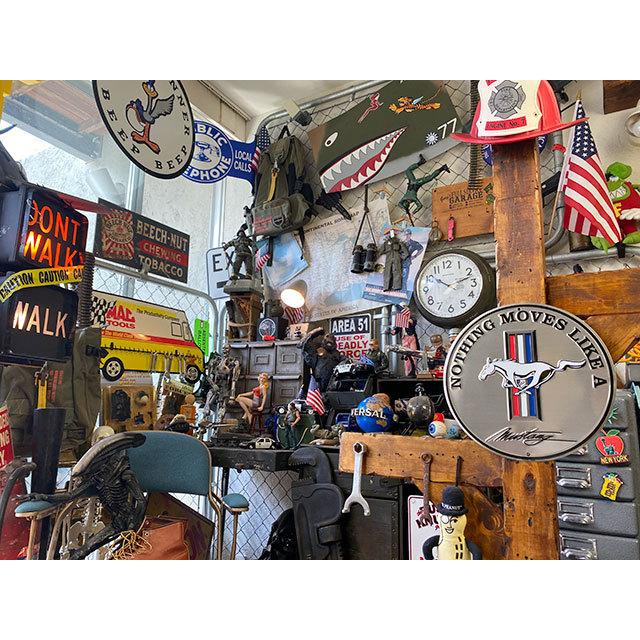 フォード マスタングロゴ ラウンド型ブリキ看板 （NOTHING MOVES LIKE