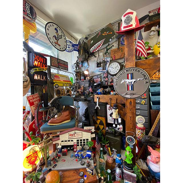 フォード マスタングロゴ ラウンド型ブリキ看板 （NOTHING MOVES LIKE