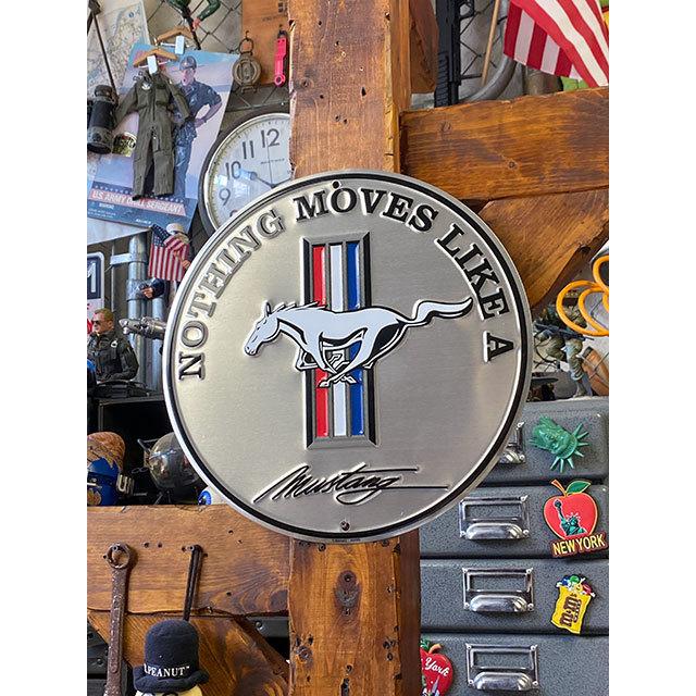 フォード マスタングロゴ ラウンド型ブリキ看板 （NOTHING MOVES LIKE