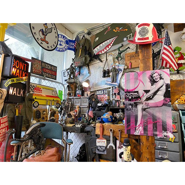 マリリン・モンロー　ブリキ看板　（プールサイド）　■　アメリカン雑貨　アメリカ雑貨 |  | 02